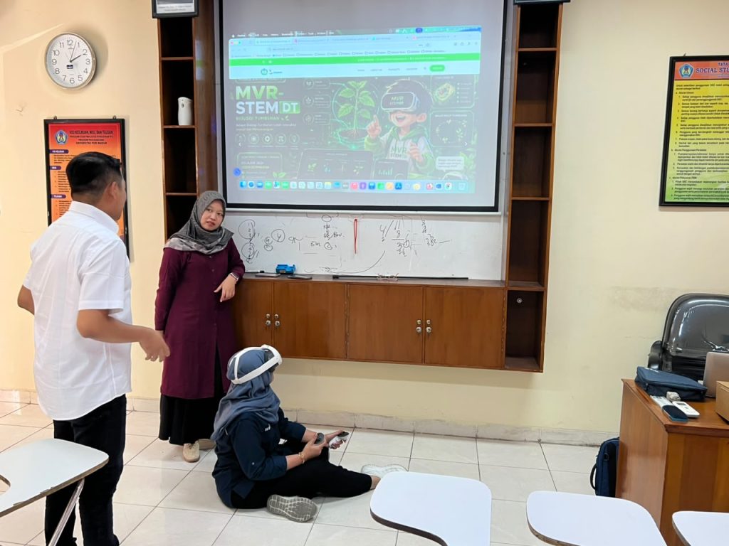 Demo dan Uji Coba Sistem serta Perangkat Virtual Reality (VR)